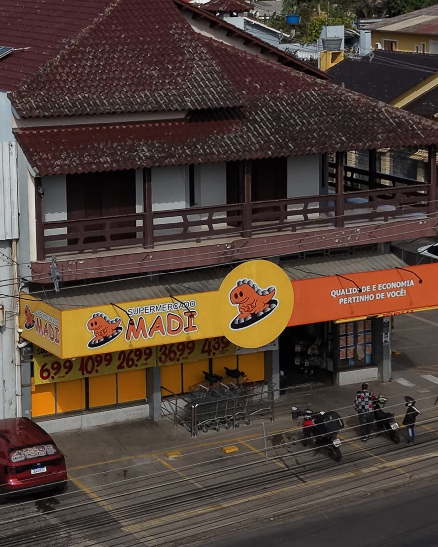 Vista aérea da loja do Supermercado Madi da Rua Santa Fé, em Gravataí