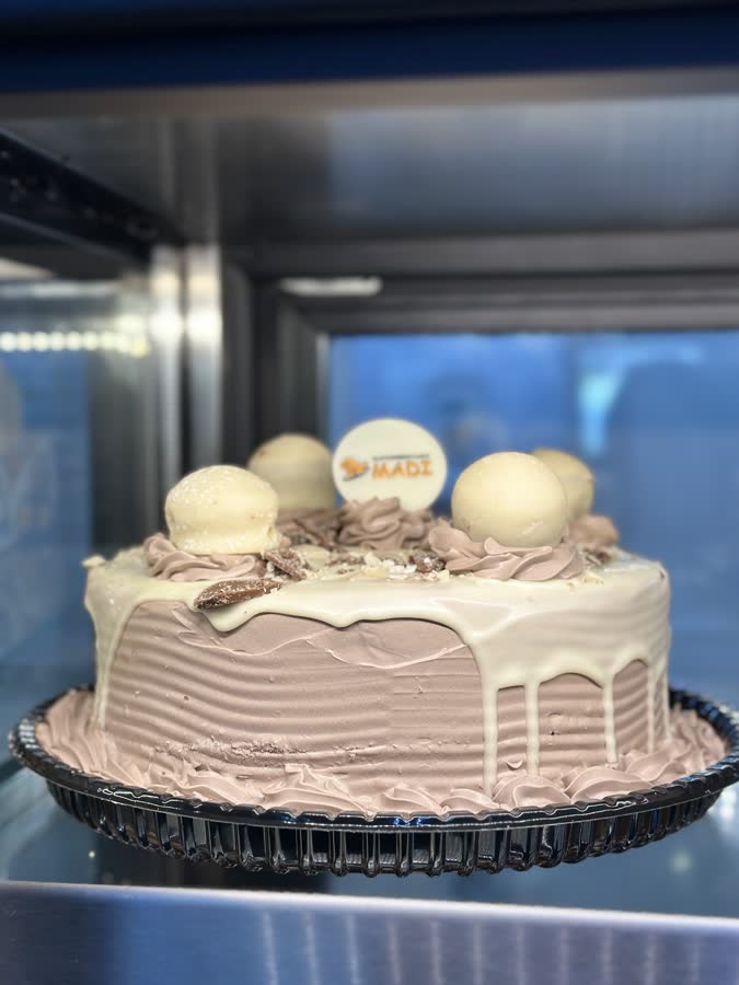 Bolo decorado na vitrine da padaria do Supermercado Madi