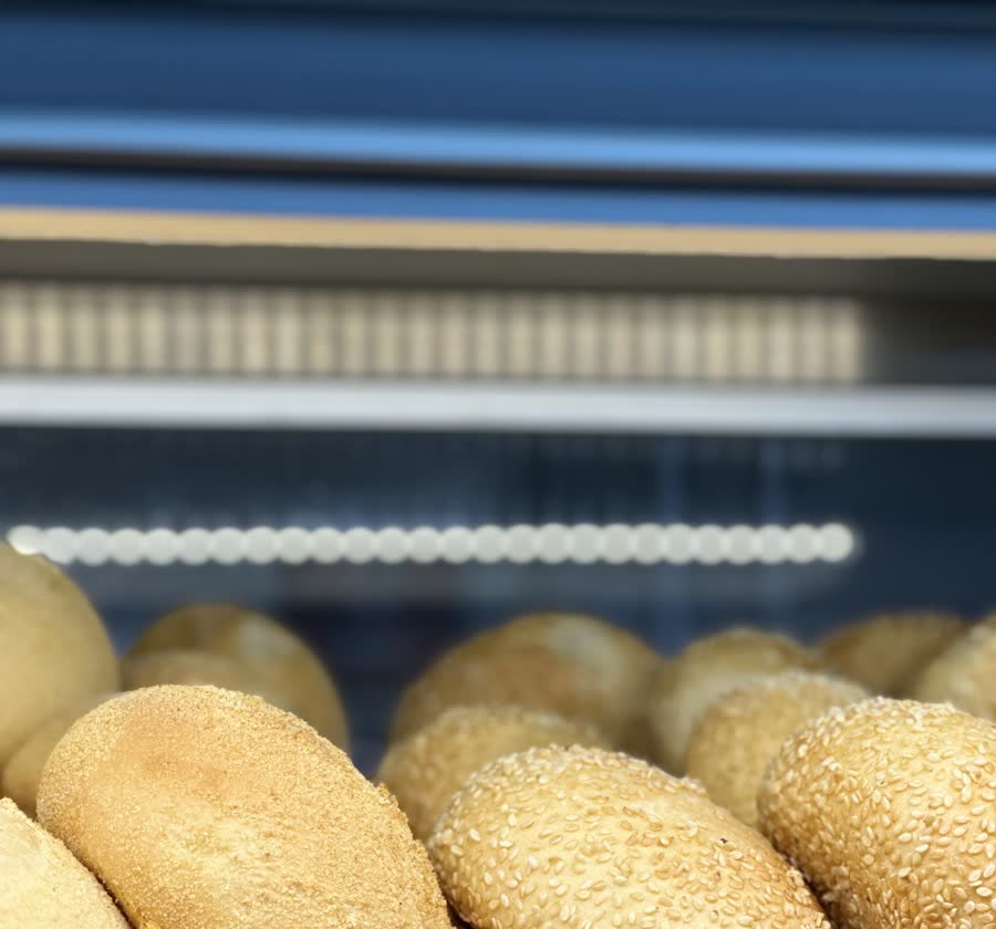 Pães de gergelim recém-assados na padaria