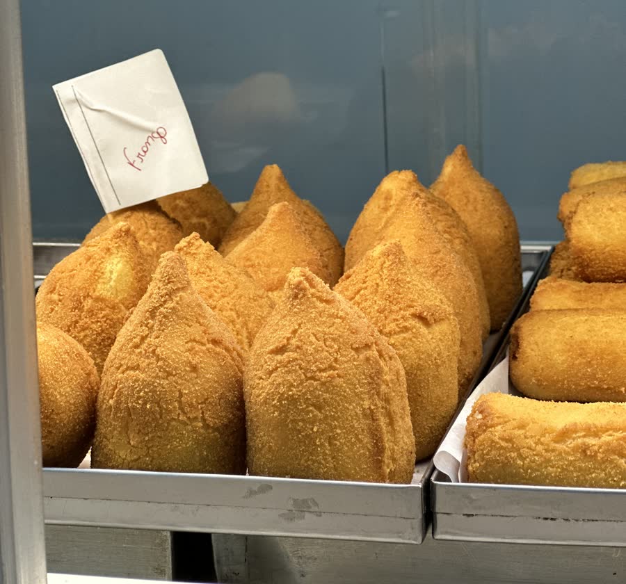 Salgados assados na bandeja da padaria