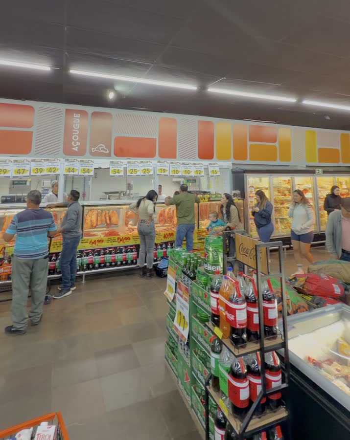 Balcão do açougue do Supermercado Madi, com cortes de carne e linguiças