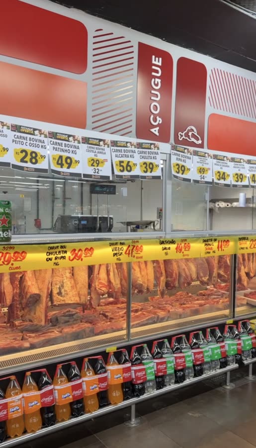 Balcão do açougue do Supermercado Madi, com cortes de carne e produtos refrigerados